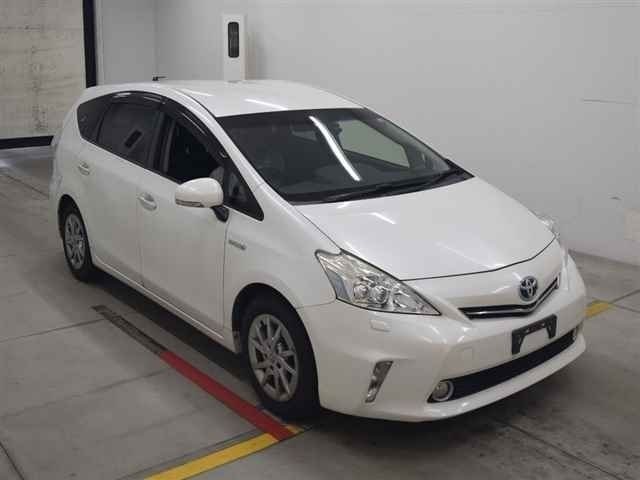 30365 Toyota Prius alpha ZVW40W 2014 г. (MIRIVE Osaka)